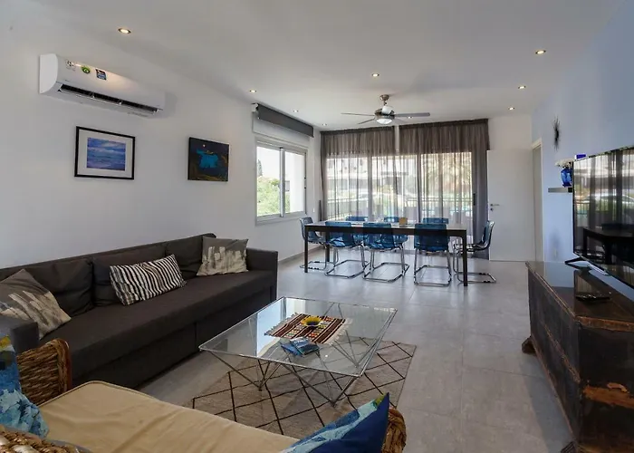 Coral Bay Sea Breeze Apartments - 3 Bedroom Apartment