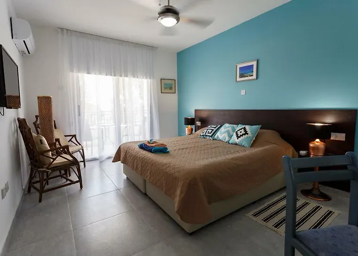 Coral Bay Sea Breeze Apartments - 3 Bedroom Apartment