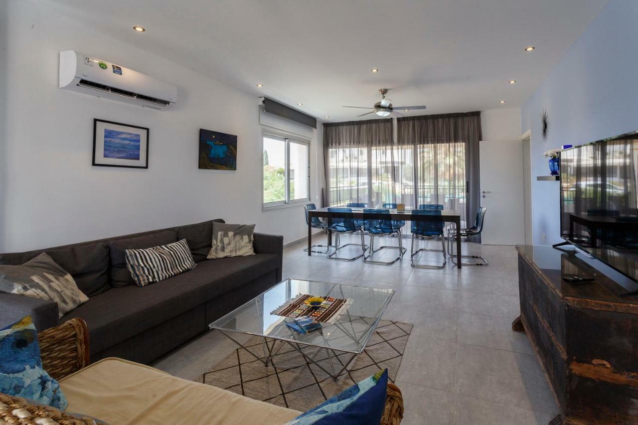 Coral Bay Sea Breeze - 3 Bedroom Διαμέρισμα